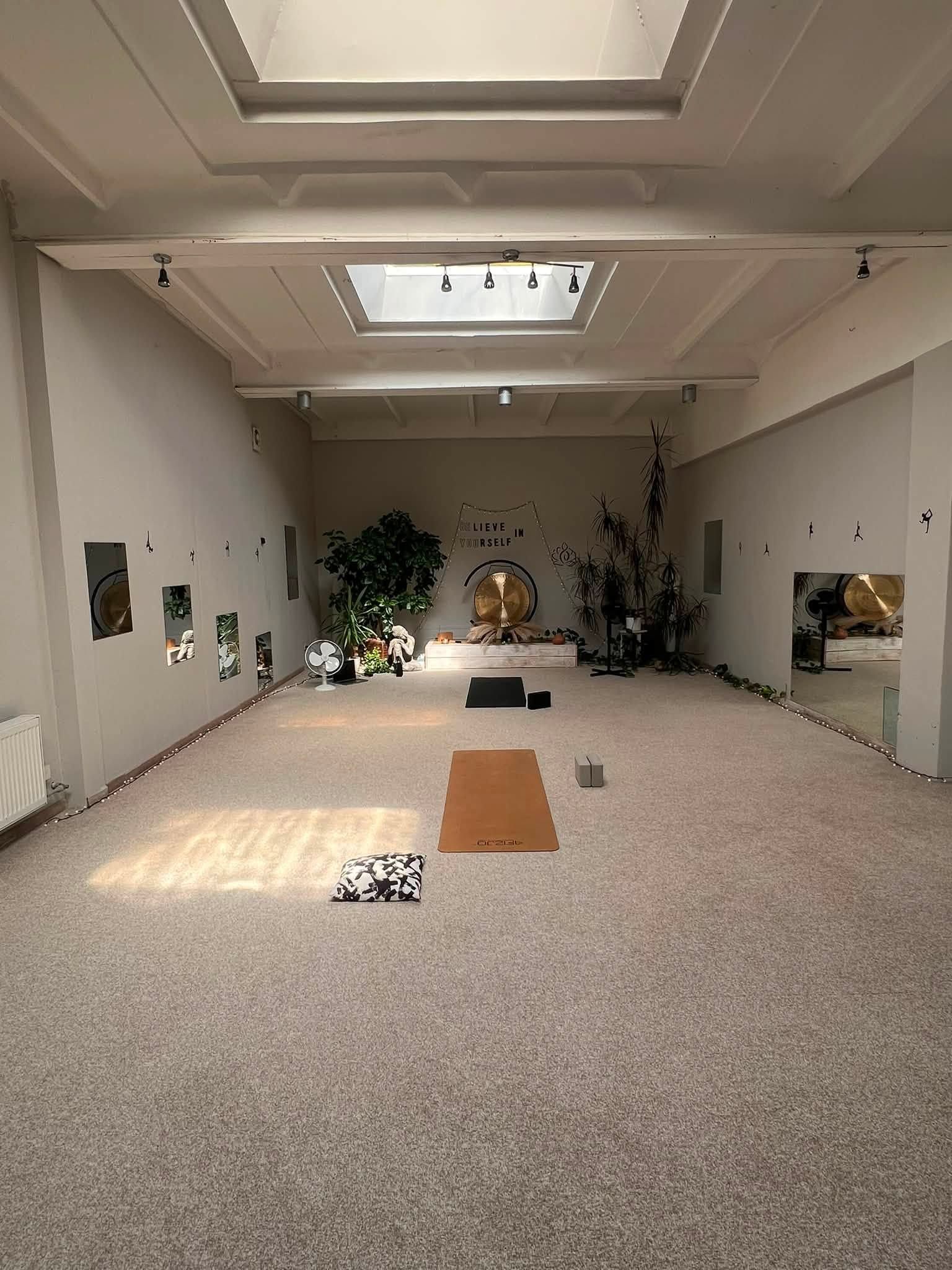 Joga Visiem studijas zāle ar gongu, gatava nodarbībai